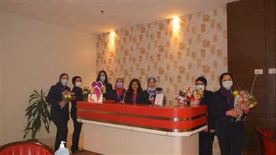 اليوم العالمي للمرأة.. شركة ميناء القاهرة الجوى تحتفل مع الركاب 