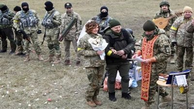 في ظل الحرب الروسية الأوكرانية.. جنديان أوكرانيان يعقدان قرانهما على خط النار!