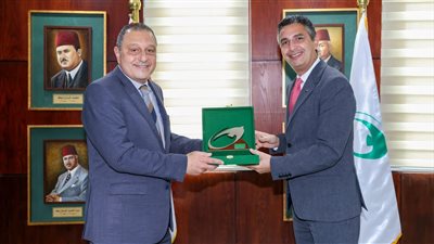 رئيس البريد المصري يستقبل رئيس الشركة القابضة مصر للطيران