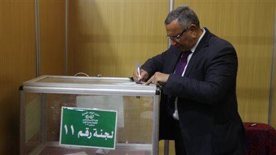 منافس أبوشقة.. عبد السند يمامة يدلي بصوته في انتخابات رئاسة الوفد
