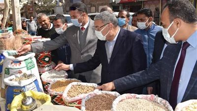 محافظ المنيا يقود حملة تموينية مفاجئة على الأسواق بمركز بني مزار 