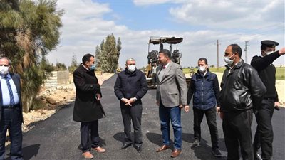 محافظ المنيا يتابع ميدانيا أعمال رصف شوارع بني مزار 