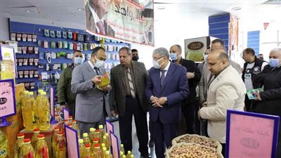 محافظ المنيا يتابع توافر السلع والمواد الغذائية بعدد من الأسواق والمجمعات الغذائية