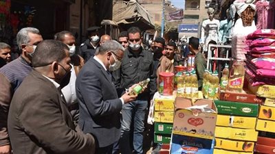 محافظ المنيا يتابع توافر السلع الغذائية في الأسواق والمجمعات بمركز أبوقرقاص