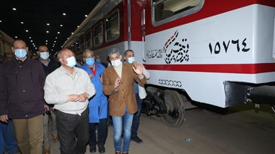 وزير النقل يتفقد ورش عمرات عربات ركاب السكة الحديد