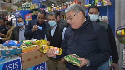 محافظ المنيا يتابع أسعار السلع والمواد الغذائية بمركزي سمالوط والمنيا 
