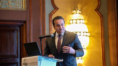 وزير الصحة يدعو للتكامل الطبي بين الدول العربية ويحصد جائزة التميز 