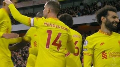 ليفربول يهزم أرسنال بمشاركة صلاح ويلاحق السيتي 