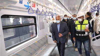 وزير النقل يستقل قطار من عدلي منصور حتى محطة الروبيكي