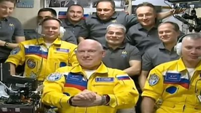 الحرب الروسية الاوكرانية.. رواد فضاء يعارضون موسكو باللون الأصفر!