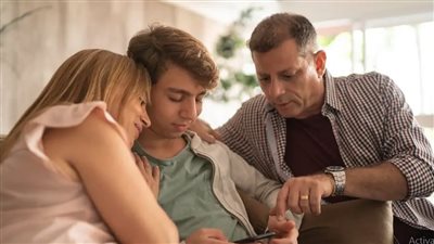 زوج أم يتعرض لانتقادات شديدة بسبب ما فعله مع ابن زوجته