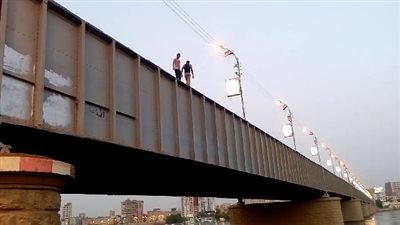 طالبة جامعية تحاول إنهاء حياتها من أعلى كوبري أخميم بسوهاج