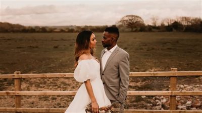 تغريدة على تويتر تقسم النساء في بريطانيا حول اسم المرأة بعد الزواج