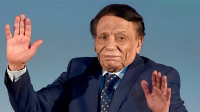 عادل إمام.. هل اعتزل زعيم جمهورية الفن وصاحب الرقم القياسي في الشائعات؟