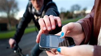 اللص المنحوس.. يسرق هاتف فتاة أثناء مكالمة فيديو مع صديقتها 