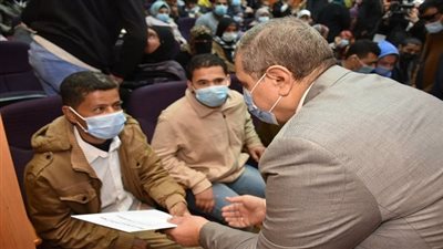 وزير القوى العاملة ومحافظ الشرقية يسلمان 144 عقد عمل لـ 