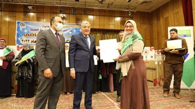 محافظ المنيا يكرم الأمهات المثاليات على مستوى المحافظة والوحدات المحلية 