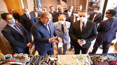 وزير القوى العاملة يفتتح معرض منتجات المشغولات اليدوية للفتيات بالأقصر