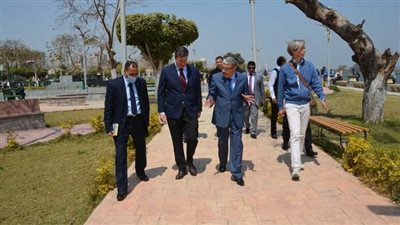 محافظ المنيا يستقبل السفير البلجيكي ويصحبه في جولة على كورنيش النيل 