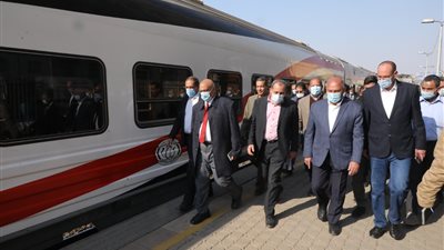 وزير النقل يكرم 27 عاملًا متميزًا بالسكة الحديد