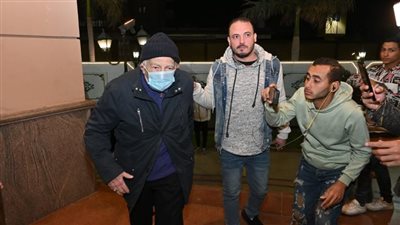 انهيار رشوان توفيق في عزاء أحمد حلاوة (صور)