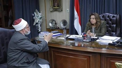  محافظ دمياط تبحث خطة تطهير وتعقيم المساجد