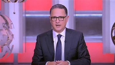 اللقطات الأولى للإعلامي شريف عامر في جنازة والدته.. وهذا موعد العزاء (صور)