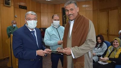محافظ المنيا يسلم 84 عقد زراعة ومباني لتقنين أوضاع أراضي أملاك الدولة