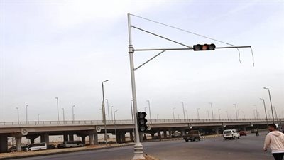 جهاز مدينة العاشر من رمضان يركب إشارات مرورية بكاميرات إلكترونية 