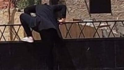 سيدة تقفز من أعلى باب مدرسة تجريبية في أسوان لسبب صادم