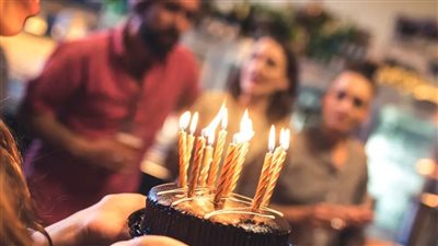 مطعم يفرض رسوم على زبائنه لدخولهم بتورتة عيد الميلاد!