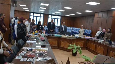 نائب محافظ المنيا يتابع العمل بوحدة أيادي مصر للتسويق الإلكتروني