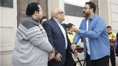 أكرم حسني يطارد هنادي مهنا ويطرد من المدرسة في مكتوب عليا الحلقة5