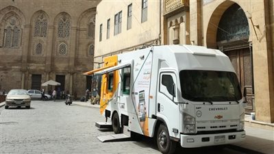 سيارات صراف آلي متنقلة من البنك الأهلي المصري بشارع المعز