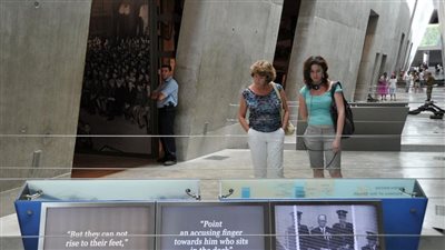 الرئيس الأوكراني «زيلينسكي» يريد إلقاء كلمة من متحف «ياد فاشيم» الإسرائيلي.. ما علاقة هذا المتحف بمحرقة اليهود«الهولوكوست»؟