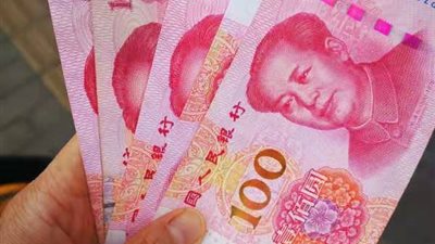 هل تزيح الحرب في أوكرانيا الدولار الأمريكي عن عرشه لصالح اليوان الصيني؟