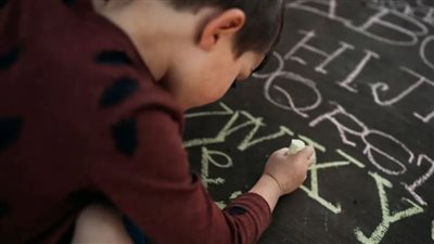 طفل أمريكي يبهر متابعيه على التيك توك بقدراته الغريبة