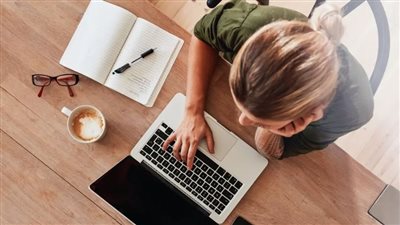 دراسة تكشف عن فجوة كبيرة بين الجنسين في تفضيل العمل من المنزل