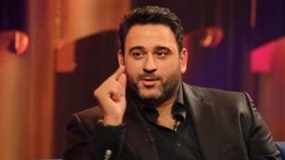 أكرم حسني يكشف سر حبه للغناء وكتابة الأغاني 