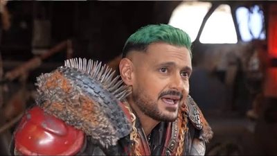 رامز جلال يسخر من محمد محمود: اية الرجلين دي.. قلمين رصاص 