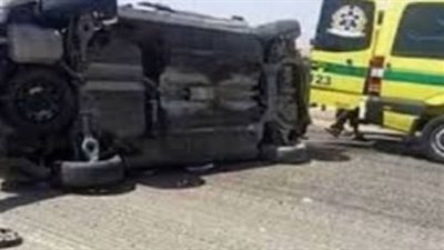 مصرع 3 أشخاص جراء تصادم بين سيارتين على طريق الواحات