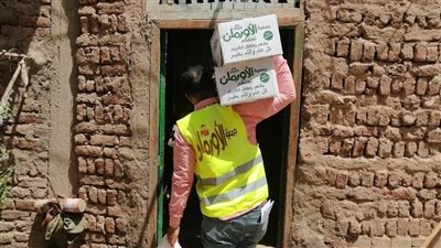 نشاط مكثف لجمعية الأورمان لتوزيع كراتين المواد الغذائية على الأسر المحتاجة بالفيوم