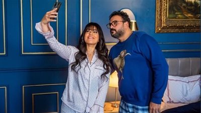 سيلفي الخروف.. أيتن عامر تشارك صورة مع أكرم حسني من كواليس مكتوب عليا