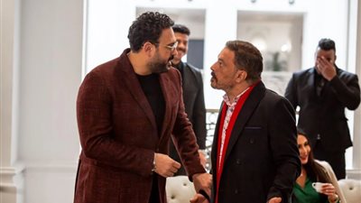 علقة سخنة لأكرم حسني لاتهامه بالتحرش في مكتوب عليا| الحلقة 20