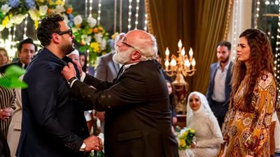 أكرم حسني يتعرض للسرقة في مكتوب عليا الحلقة 22