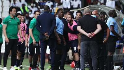 بالفيديو.. جماهير مازيمبي تقتحم ملعب المباراة وتحاول الاعتداء على لاعبي بيراميدز