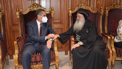 محافظ الغربية يزور المطرانية والكنيسة الإنجيلية بطنطا ويوزع الهدايا على الأطفال