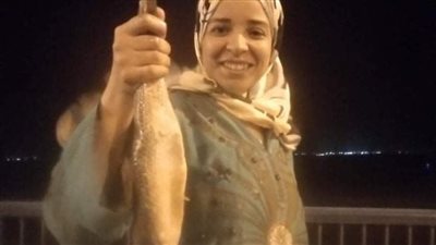 حندقة.. قصة أقدم بائعة فسيخ في المنيا 50 عامًا وسط السمك والملح