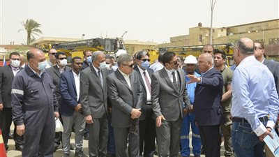 تفاصيل جولة وزير النقل ورئيس هيئة قناة السويس بشركة الترسانة البحرية