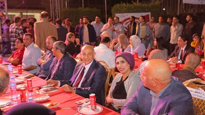 رئيس جامعة الزقازيق يشارك طلاب من أجل مصر واتحاد الطلاب السحور